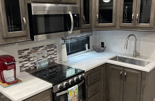 River Ranch House | Happy Glamplng-Stocked RV sleeps 6 w/ golf cart