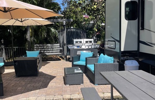 River Ranch House | Happy Glamplng-Stocked RV sleeps 6 w/ golf cart