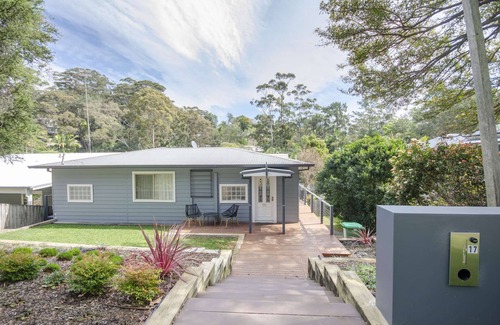 Avoca Beach House | "Happy Ours" - Walking Distance to Shops & Beach