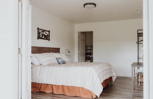 Tropic Bed & Breakfast | Happy Trails West Inn