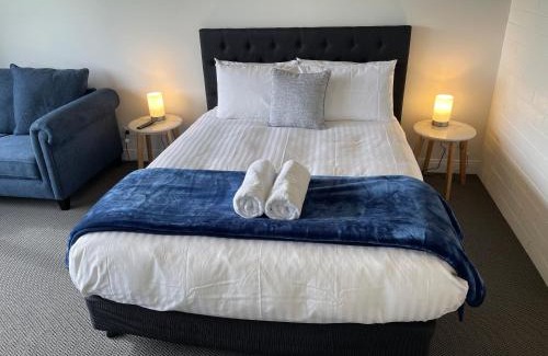 Lake Boga Hotel | Happy Wanderer Motel Lake Boga ON THE LAKE WITH LAKE VIEWS