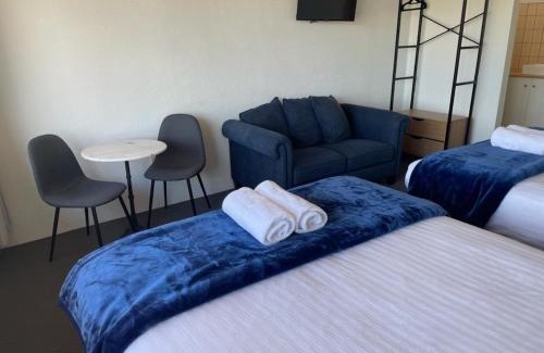 Lake Boga Hotel | Happy Wanderer Motel Lake Boga ON THE LAKE WITH LAKE VIEWS