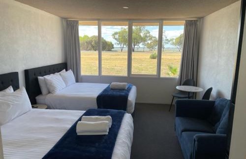 Lake Boga Hotel | Happy Wanderer Motel Lake Boga ON THE LAKE WITH LAKE VIEWS