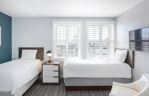 Yachting Village Resort | HARBOR FRONT Resort on Thames St close to Shops & Bars!