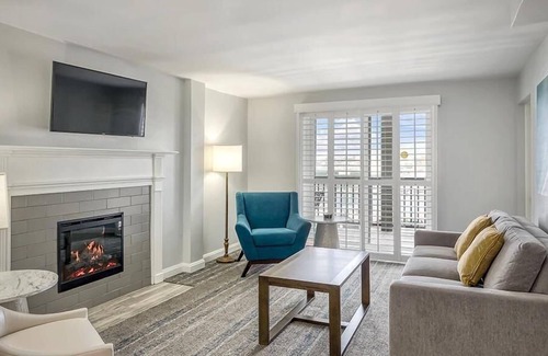 Yachting Village Resort | HARBOR FRONT Resort on Thames St close to Shops & Bars!