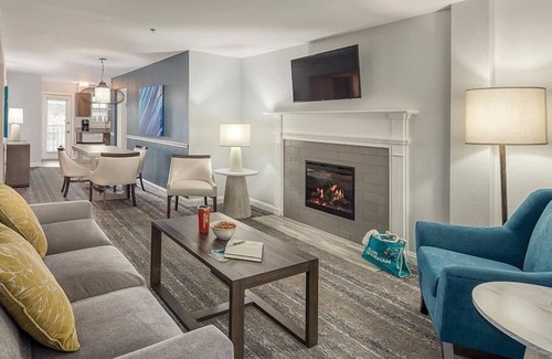 Yachting Village Resort | HARBOR FRONT Resort on Thames St close to Shops & Bars!