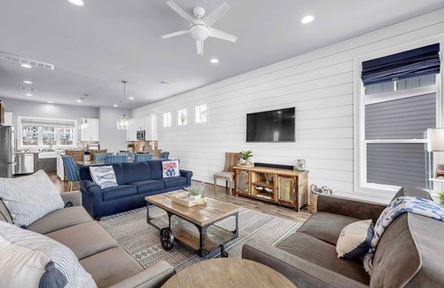 Kingsland House | Harbor House Lakefront Luxury w Boat Slip, Pool