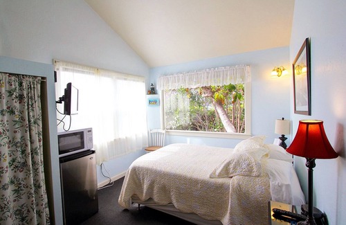 Eastside Santa Cruz Hotel | Harbor Inn