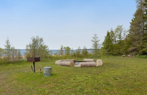 Harbor Springs Condo | Harbor Springs 3 bdrm, 2.5 bath condo. Beach, pools, close to skiing & golfing.