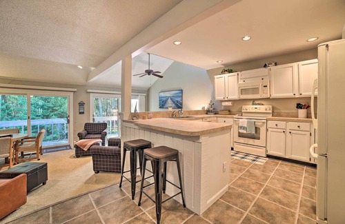 Harbor Springs Condo | Harbor Springs Condo w/Fireplace Near Skiing!