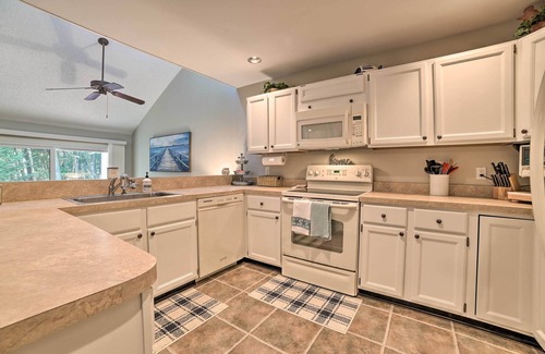 Harbor Springs Condo | Harbor Springs Condo w/Fireplace Near Skiing!