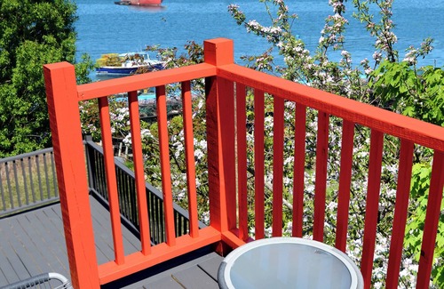 Beals Cottage | Harbor views + stylish interior + boat lounge