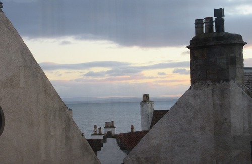 Pittenweem Apartment | Harbour flat Pittenweem, near golf, beaches, sea views, great base for East Neuk