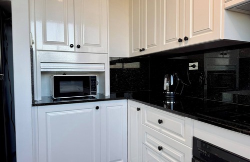 Kirribilli Apartment | Harbour Front Apartment + Balcony View of Opera House & Harbour Bridge