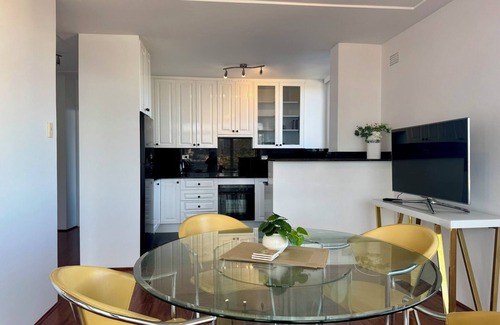 Kirribilli Apartment | Harbour Front Apartment + Balcony View of Opera House & Harbour Bridge