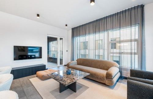 Downtown Apartment | Harbour Lux 3BR & 2BA in the Heart of the City with Free Parking