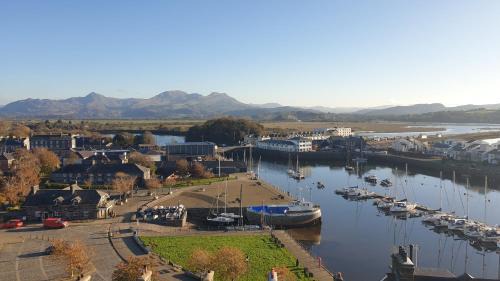 Borth-y-Gest House | Harbour & Mountain Views, Porthmadog House, Sleeps 9, 4 Bedrooms, Two and Half Bathrooms
