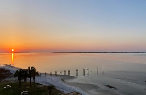 Ono Island Apartment | Harbour Pointe 703