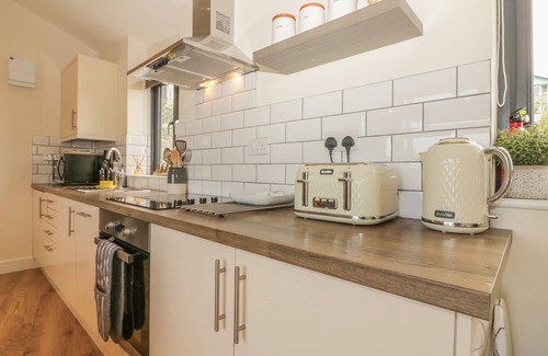 Brixham Cottage | HARBOUR VIEW RETREAT, pet friendly, with a garden in Brixham