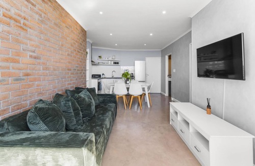 Cape Town Apartment | Harbour View Stylish Woodstock Apartment w Balcony