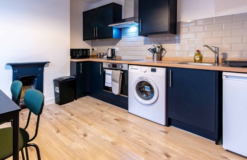 Newark Apartment | Harcourt 1C: 1BR Flat with Parking in Newark