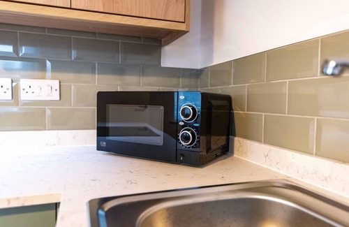 Newark Apartment | Harcourt 1C: 1BR Flat with Parking in Newark