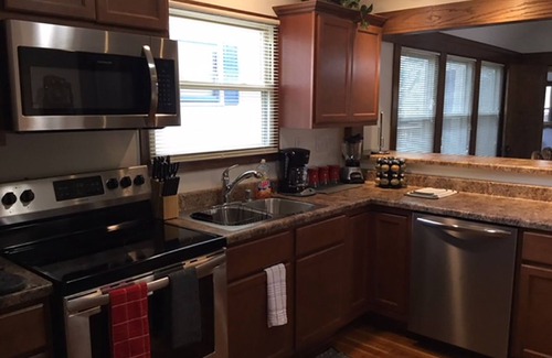 Racine House | Hard Rock! Professionally Cleaned, Self Check In - Sleeps 15