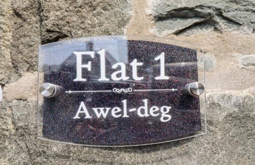Llanbedr Apartment | HARLECH/ HUGE three bedroom- BEST location in Wales.