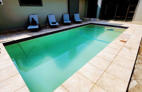 Greater Johannesburg Metropolitan Area Cottage | Harmony Apartment: Stylish 1-Bedroom in Parkmore with Uninterrupted Solar Power