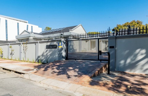 Greater Johannesburg Metropolitan Area Cottage | Harmony Apartment: Stylish 1-Bedroom in Parkmore with Uninterrupted Solar Power