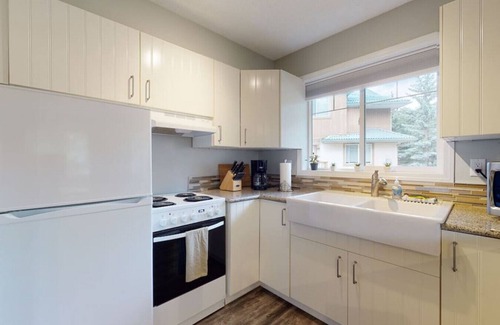 Harvie Heights House | HARMONY HEIGHTS - TWO LEVEL TOWNHOUSE - HOT TUB & FIRE PIT