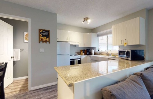 Harvie Heights House | HARMONY HEIGHTS - TWO LEVEL TOWNHOUSE - HOT TUB & FIRE PIT