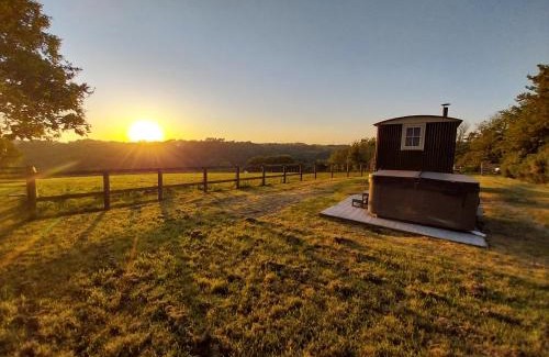 Bude Apartment | Harmony Hut Hot Tub 2 miles from beach,in rural setting Bude Cornwall