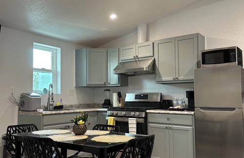 Southeast Anaheim Apartment | Harmony retreat~Near Disney~ConvtCenter~Beach&variety of entertainment optionsnn