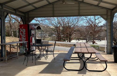 Kimberling City Hotel | Harper Valley 9