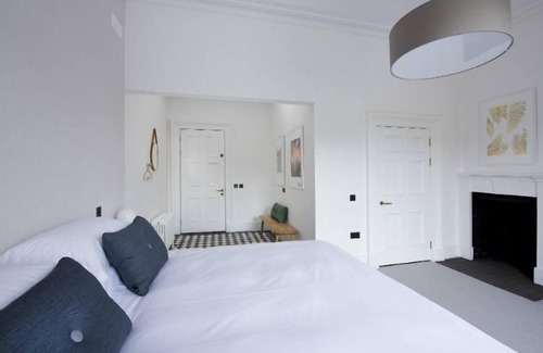 Isle of Lewis Cottage | Harris (Deluxe Bedroom) - a lews castle that sleeps 2 guests in 1 bedroom