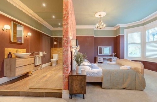Harrogate Apartment | Harrogate Heights - - Sleeps 16, Impeccably curated