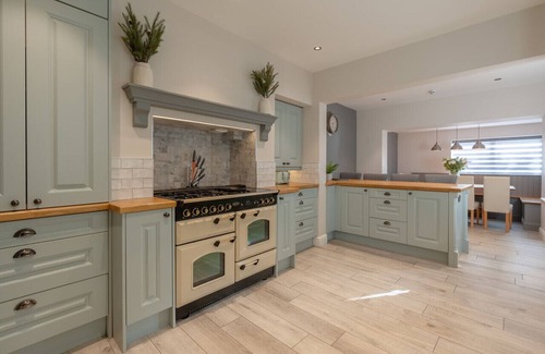 Harrogate Apartment | Harrogate Heights - - Sleeps 16, Impeccably curated