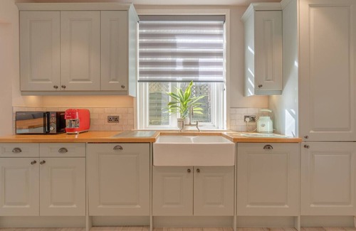 Harrogate Apartment | Harrogate Heights - - Sleeps 16, Impeccably curated