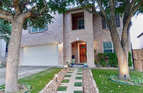 West San Antonio House | Harry Potter inspired vacation rental MINUTES from Seaworld, 6 Flags, & Lackland