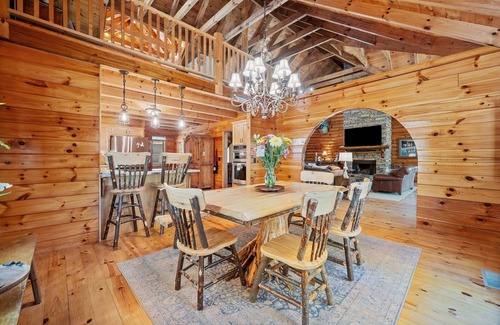 Waleska Cabin | Hart's Treehouse bring the whole family with tons of space