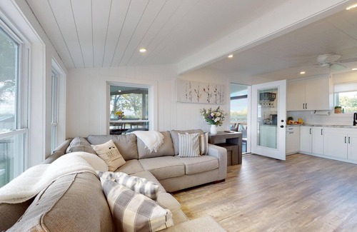 Waupoos Cottage | HART’S HAVEN Lakefront Cottage in Waupoos. Close to The Sandbanks and wineries.