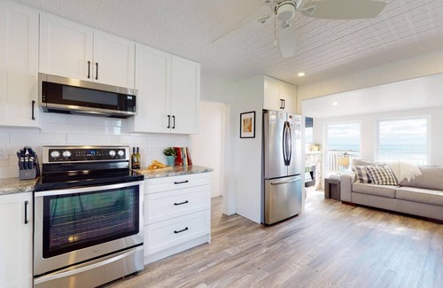 Waupoos Cottage | HART’S HAVEN Lakefront Cottage in Waupoos. Close to The Sandbanks and wineries.