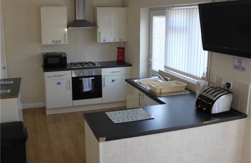 Stoke-on-Trent House | Hartshill – Private Twin Bedroom with shared facilities