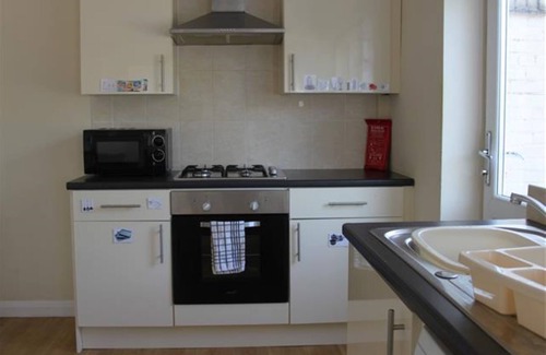 Stoke-on-Trent House | Hartshill – Private Twin Bedroom with shared facilities