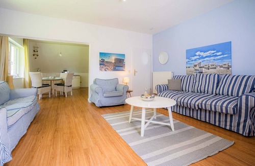 Eiderstedt Peninsula Apartment | Haus Deichwelle - Wohnung 4 Seerobbe