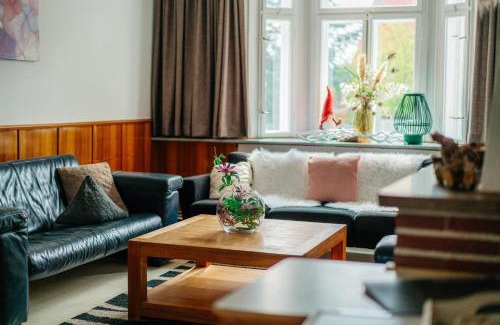Braunlage House | Haus Sonnblick - Gruppenhaus - bis zu 42 Personen - großer Gemeinschaftsbereich - Billiard - Soccer - Dart - Garten