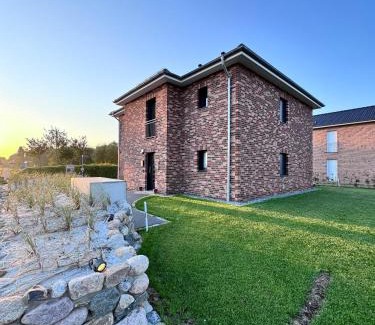Busum Apartment | Haus Viking mit 2 Ferienwohnungen Bjorn 4 Pers und Floki 6 Pers mit Düne und Garten