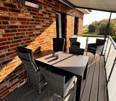Busum Apartment | Haus Viking mit 2 Ferienwohnungen Bjorn 4 Pers und Floki 6 Pers mit Düne und Garten