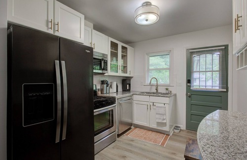 Hapeville Apartment | Haven in Hapeville near cutest Downtown area + Porsche Downtown ATL & Airport